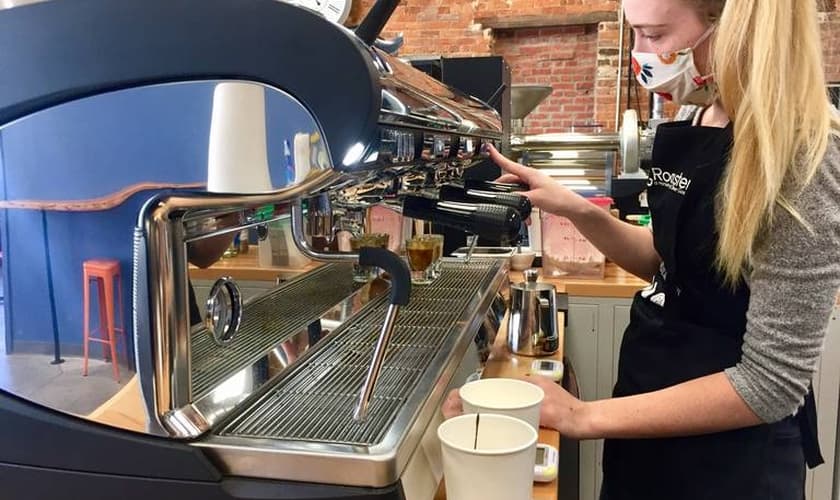 A barista Maddie Sims prepara bebidas na cafeteria Oliver Gospel Roastery. (Foto: Sarah Ellis/The State)