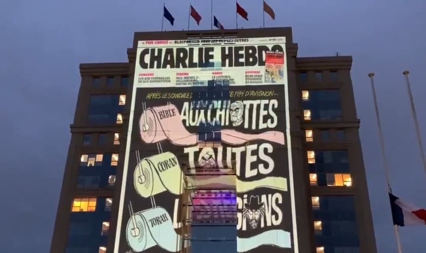 Imagem projeta nomes dos livros sagrados escritos em rolos de papéis higiênicos. (Foto: Reprodução / Twitter)