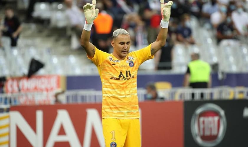 O goleiro do Paris Saint-Germain, Keylor Navas, diz que se baseia na Bíblia para manter o equilíbrio. (Foto: LP/Guillaume Georges)