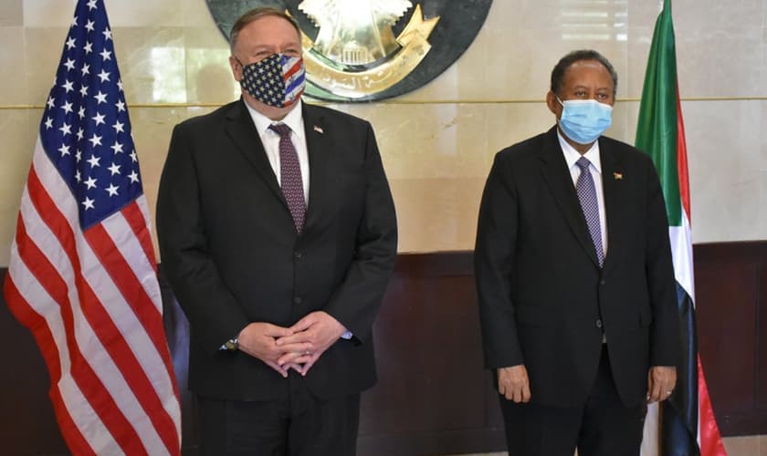 Secretário de Estado dos EUA, Mike Pompeo (direita) esteve em Cartum, no Sudão, junto a uma delegação de Israel, para mediar um acordo de paz entre o estado árabe e o estado judeu. (Foto: Embaixada dos EUA em Cartum / Domínio Público)