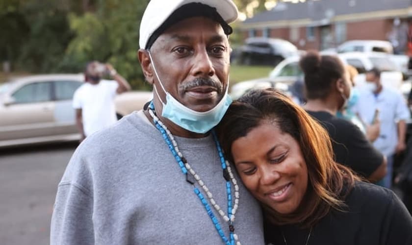 Curtis McDonald celebra sua libertação ao lado da sobrinha, Melody Martin, em lágrimas. (Foto: Joe Rondone/The Commercial Appeal)
