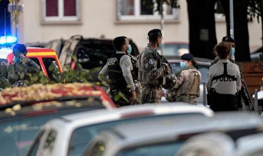 Forças de segurança no local onde um padre foi baleado em Lyon, na França. (Foto: Maxime Jegat/MaxPPP/Zumapress)