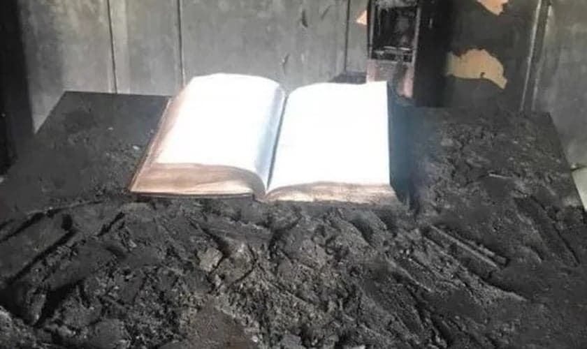 A única coisa que foi salva das chamas foi a Bíblia. (Foto: Reprodução / Aire de Santa Fe)