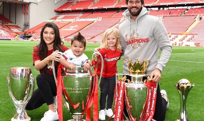 Natália e Alisson Becker junto com os filhos, celebrando vitória do Liverpool na Champions League. (Foto: Instagram/Natália Becker)