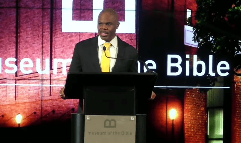 Pastor James Ward dirigiu um culto de oração online, transmitido do Museu da Bíblia, em Washington D.C. / EUA. (Imagem: Youtube / Reprodução)