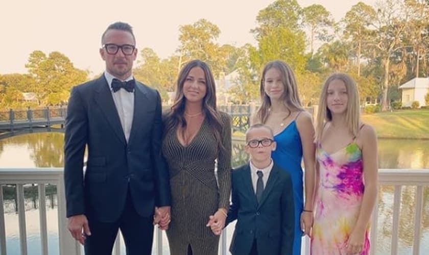 Carl Lentz publicou uma foto na qual aparece ao lado da família, confessando que foi infiel à sua esposa e pedindo perdão à igreja pelo pecado do adultério. (Imagem: Instagram / Reprodução)