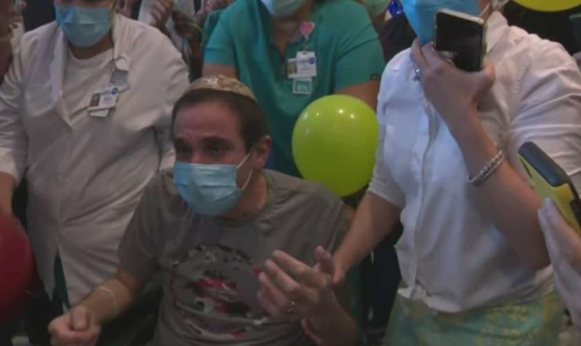 Dr. Jacobo Elgozy deixa o Hospital Mount Sinai após 120 dias. (Foto: Reprodução / CBS4)