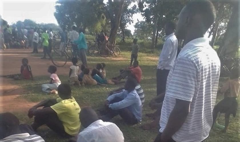 Pessoas no enterro do pastor David Omara, morto em Aduka, Uganda. (Foto: Reprodução / Morning Star News)