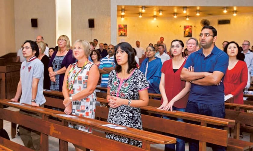 Cristãos participam de culto. (Foto: Reprodução / Gulf News)