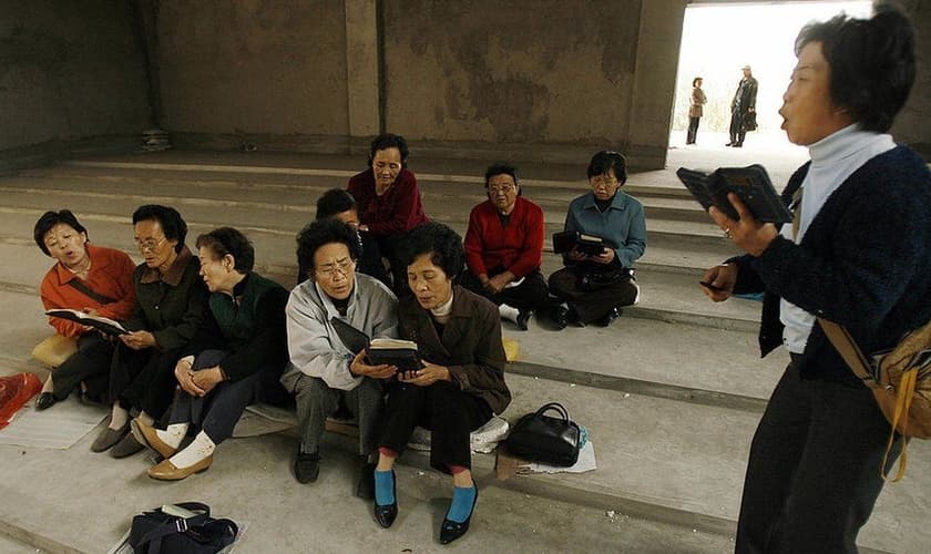 Cristãos étnicos coreanos cantam hinos em Yanji, na fronteira entre a China e a Coreia do Norte. (Foto: PETER PARKS/AFP/GETTY IMAGES)