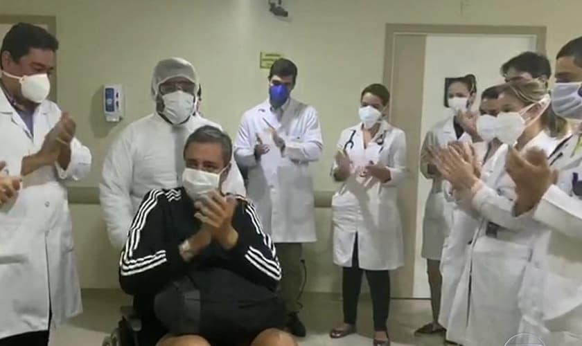 Homem deixa hospital após internação por Covid-19. (Foto: Reprodução / G1)