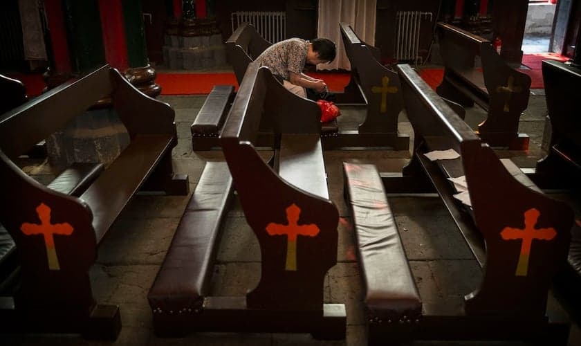 Cada vez mais igrejas têm sido fechadas e até demolidas sob ordens do Partido Comunista, na )China. (Foto: Getty Images/Kevin Frayer