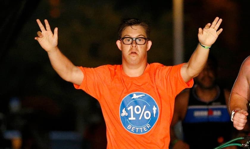 Chris Nikic se tornou o primeiro homem com síndrome de Down a completar uma prova de triatlo do Ironman. (Foto: CNN)