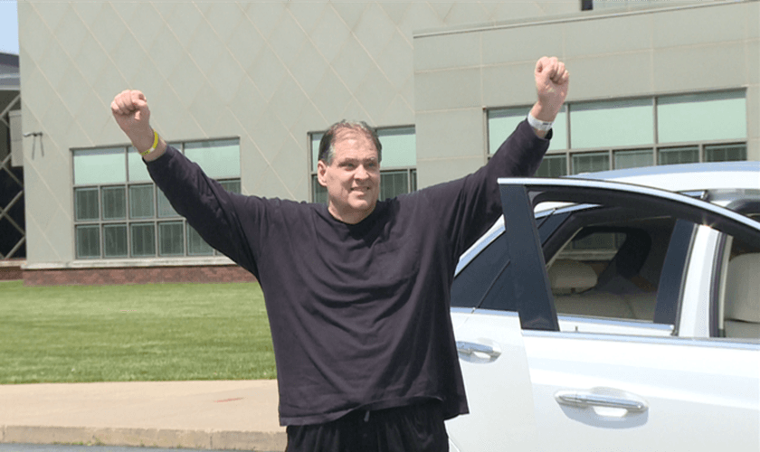 Jeff Fusco agradece ao chegar em casa após semanas de internação. (Foto: Reprodução / WFMJ)