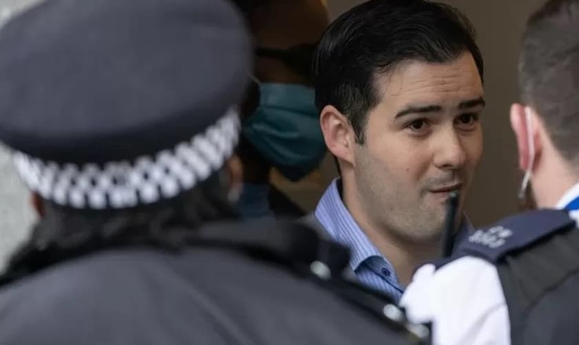 O pastor Regan King é abordado pela polícia durante batismo em sua igreja. (Foto: Reprodução / Premier)