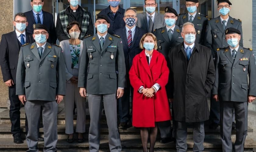 Representantes do exército e das igrejas livres suíças após a reunião. (Foto: Reprodução / RES)