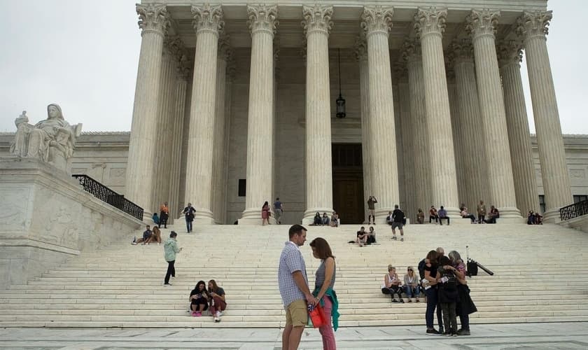 Pessoas oram em frente Suprema Corte dos EUA em Washington, 26 de setembro de 2020. (Foto: CNS / Tyler Orsburn)