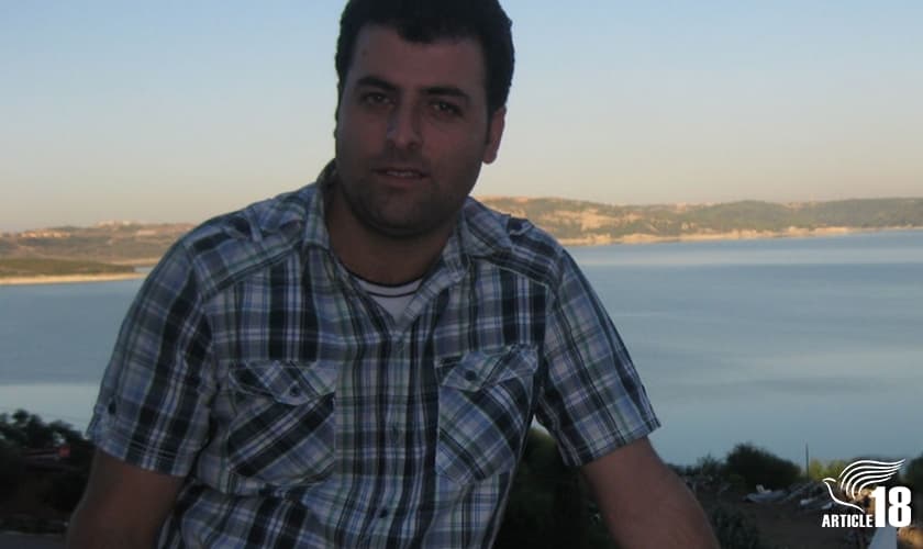 Zaman Fadaee, que prefere ser chamado de Saheb, recebeu 80 chibatadas, um mês e um dia depois de seu amigo Mohammad Reza (Youhan) Omidi ter sofrido a mesma punição. (Foto: Artigo 18)