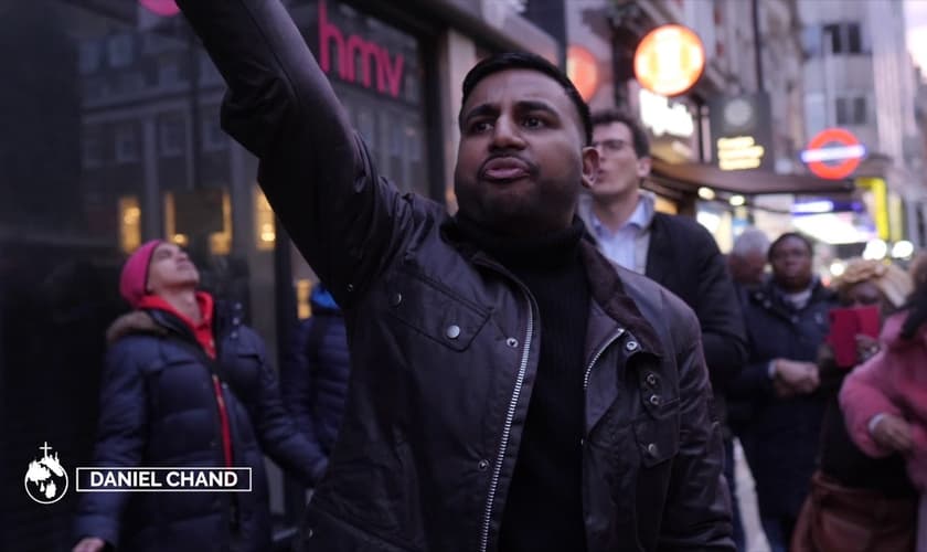 Daniel Chang evangeliza nas ruas da Inglaterra. (Foto: Reprodução / YouTube)