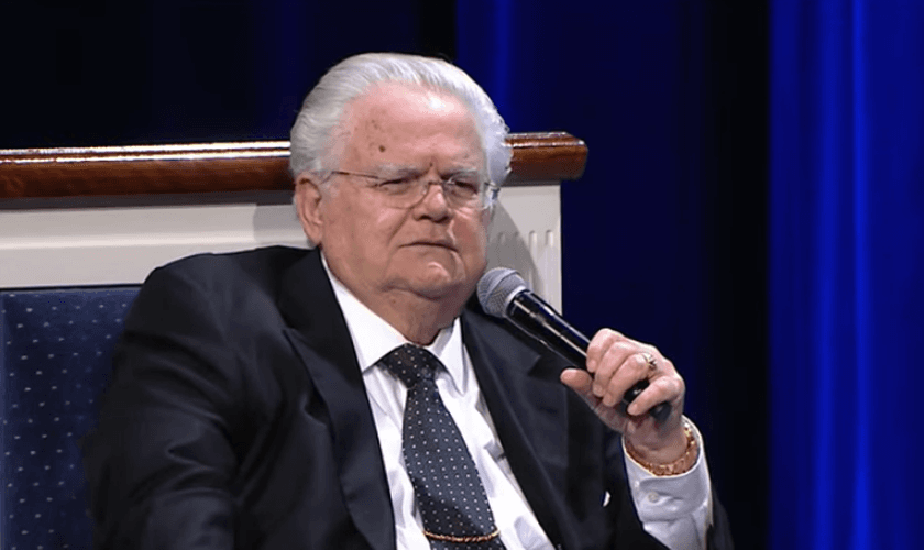 O Pr. John Hagee durante culto transmitido ao vivo pela Igreja Cornerstone, em 15 de novembro. (Foto: Reprodução / YouTube)