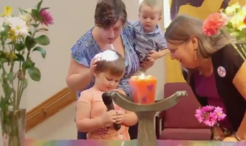 O pequeno Phoenix em um evento público onde foi apresentado como menina, sendo menino. (Foto: Reprodução / Twitter)