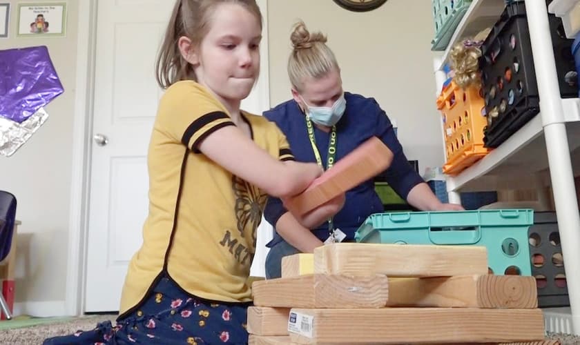 Rosalie Parker brinca com blocos em sua casa enquanto recebe ajuda nas tarefas diárias. (Foto: Nate Eaton/EastIdahoNews)