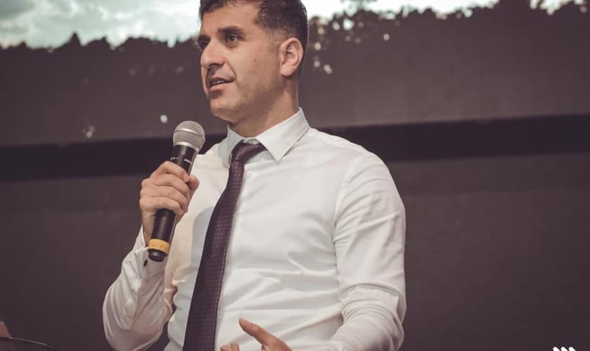 Shapoor Ahmadi em ministração no Brasil, na Igreja Vivo Por Ti, em 2019. (Foto: Abikeila Queiroz/Vivo Por Ti)