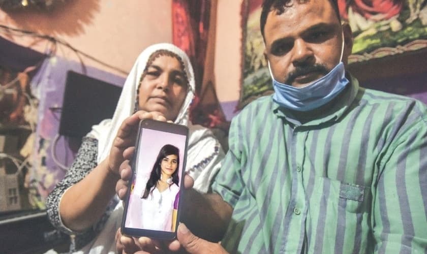 Os pais de Arzoo Raja tiveram a guarda sobre a menina negada pela Justiça do Paquistão, após a adolescente ter sido sequestrada e forçada a um casamento islâmico. (Foto: DAWN)