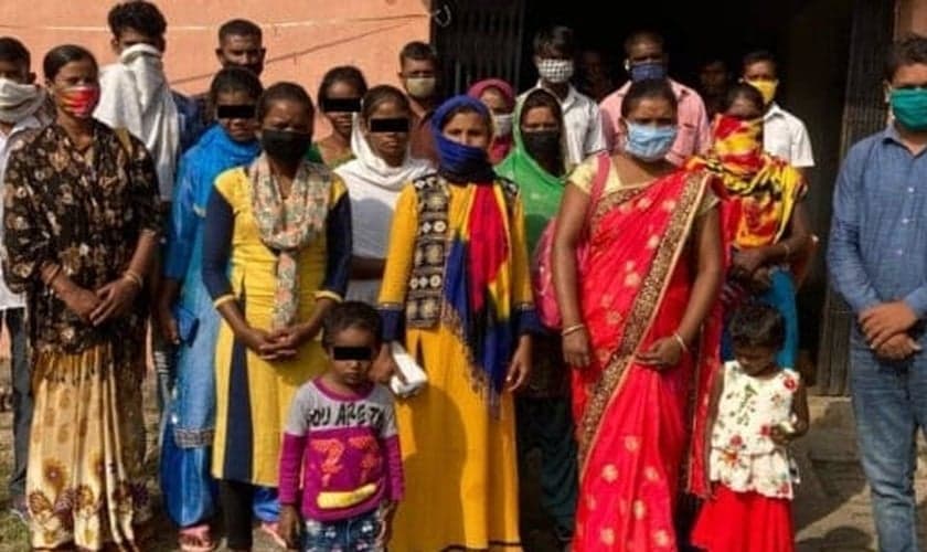 Coordenador de Assistência Jurídica da ADF Índia com cristãos em Gagari. (Foto: Reprodução / ADF Índia)