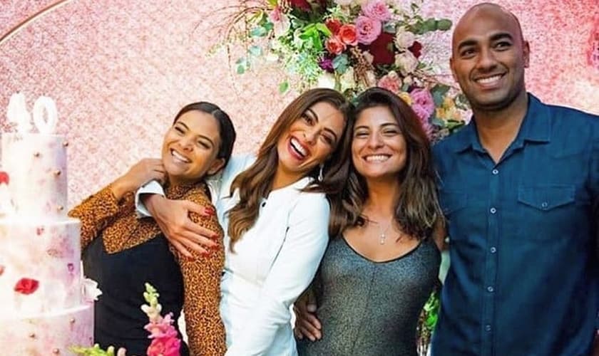 Juliana Paes com seus irmãos Mariana, Rosana e Junior. (Foto: Reprodução / Instagram)