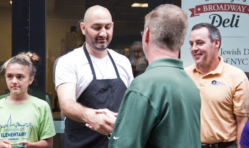 Proprietário da Broadway Deli, Daniel Chessare, na inauguração de seu negócio em Saratoga Springs, em Nova York, em 2018. (Foto: Sarah Storrer)