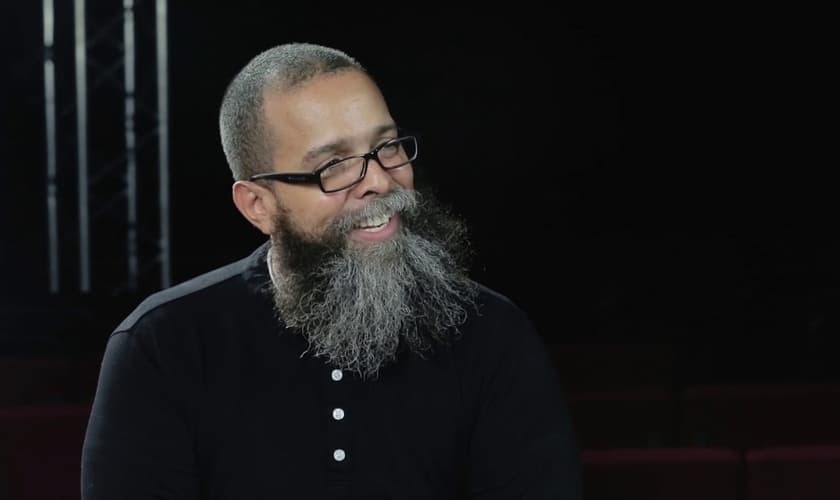 Alexander Pagani relata seu testemunho e transformação em Jesus. (Foto: Reprodução / YouTube)