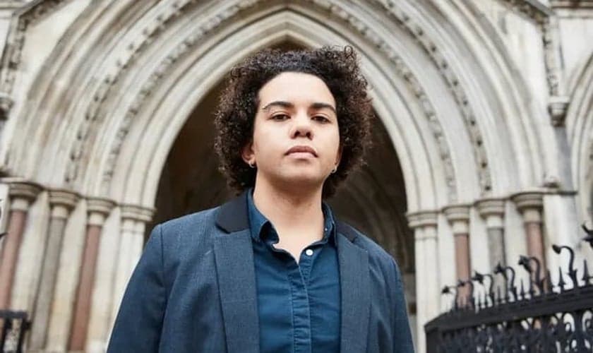 Keira Bell, 23, começou a tomar bloqueadores da puberdade quando tinha 16 anos. (Foto: David Levene / The Guardian)