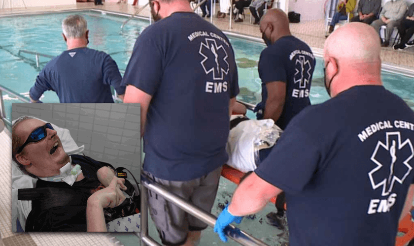 Benjamin Pratt sendo levado por amigos para ser batizado nas águas. (Foto: Reprodução / The Jackson Sun)