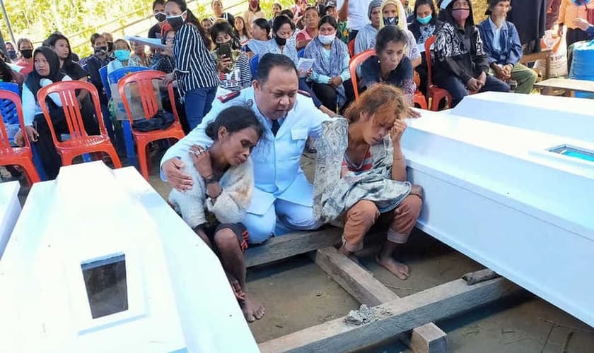 Erik A. Kape, comandante do Exército de Salvação em Palu, consola as viúvas das vítimas do ataque terrorista na Indonésia. (Foto: B1)