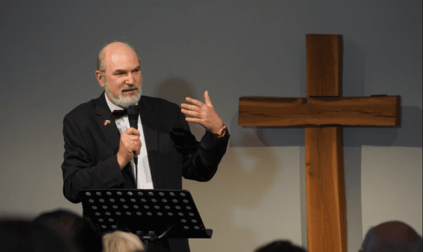 Thomas Schirrmacher fala no “Mission Freedom”, um evento sobre tráfico humano em Frankfurt, na Alemanha. (Foto: Martin Warnecke)