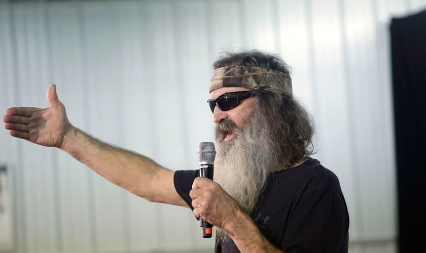 Phil Robertson do Duck Dynasty fala sobre o candidato presidencial republicano Ted Cruz durante um evento de campanha no Johnson County Fairgrounds em 31 de janeiro de 2016 em Iowa City, Iowa. (Foto: Joshua Lott/Getty Images)