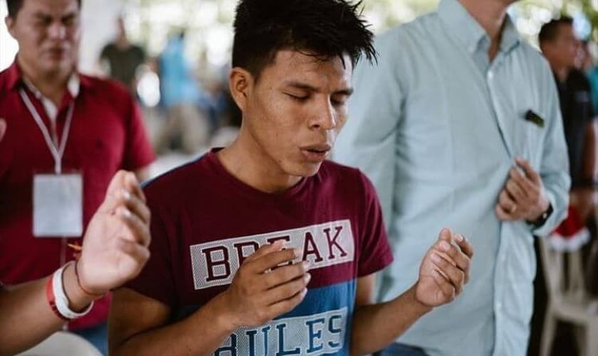 Abnober se converteu ao cristianismo após ser evangelizado em um Centro Educacional apoiado pela missão Portas Abertas, na Colômbia. (Foto: Portas Abertas)