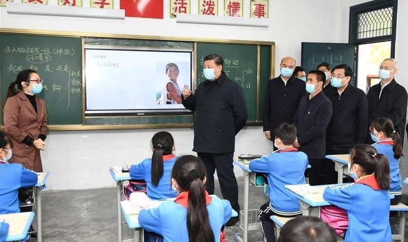 Presidente chinês Xi Jinping visita sala de aula e é recebido por professora, em escola da China. (Foto: News.cn)