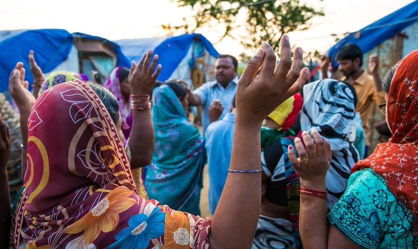 Imagem ilustrativa de cristãos em reunião de oração na Índia. (Foto: Mission India)