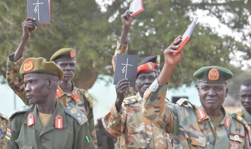 Cerca de 400 soldados receberam Bíblias e também foram evangelizados em ações apoiadas pelo ministério HeartCry, liderado por Paul Washer. (Foto: HeartCry)