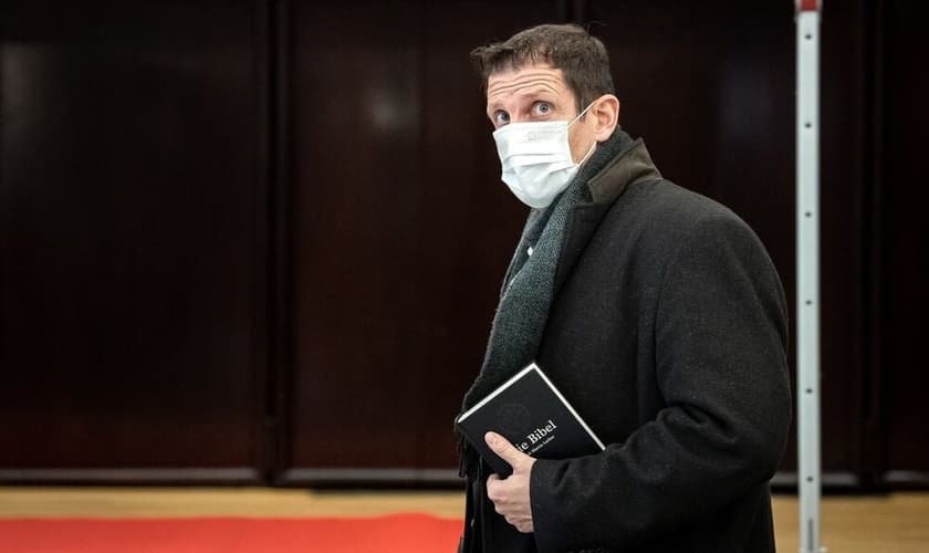 Pastor Olaf Latzel entra em tribunal da Alemanha com uma Bíblia nas mãos. (Foto: Sina Schuldt/DPA