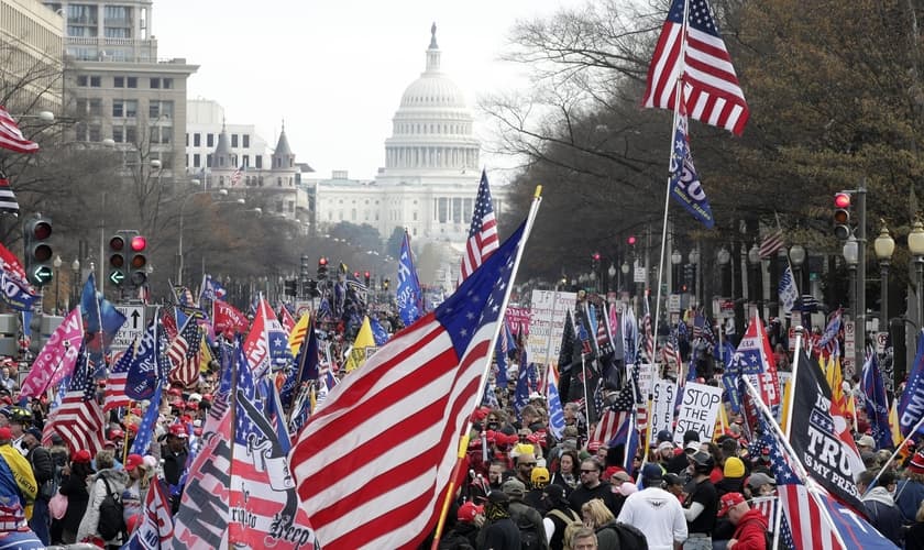 Manifestantes durante comício no sábado, 12 de dezembro de 2020, próximo ao Capitólio dos EUA. (Foto: AP/Luis M. Alvarez)