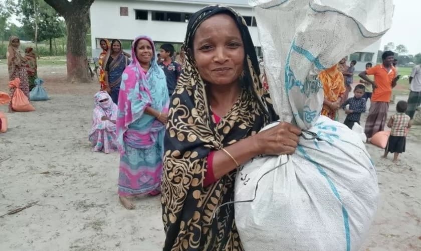 Muitas populações carentes dependem de ajuda missionária. (Foto: Reprodução / Premier)