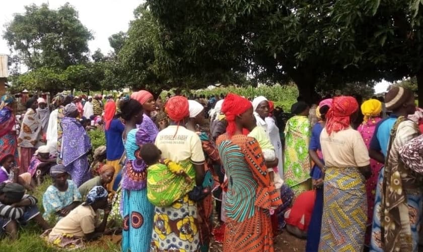 Cristãos em enterro do reverendo Alubara Audu, morto por jihadistas, no estado de Kaduna. (Foto: Reprodução / Emeka Umeagbalasi)