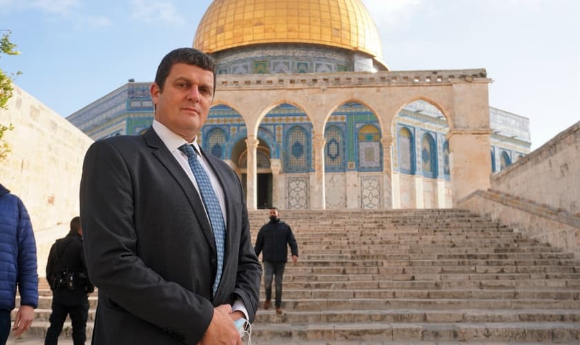 Amit Halevi, membro do Knesset, o parlamento de Israel, em frente o Monte do Templo. (Foto: Rotter)