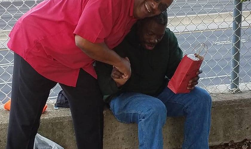 Anthony Delgado abraça um morador de rua nos EUA. (Foto: I Care Atlanta)