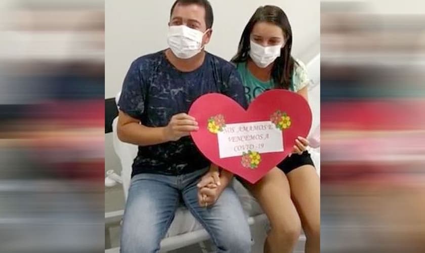Casal deixa Hospital de Clínicas de Campina Grande após vencer a Covid-19. (Foto: Reprodução / ClickPB)