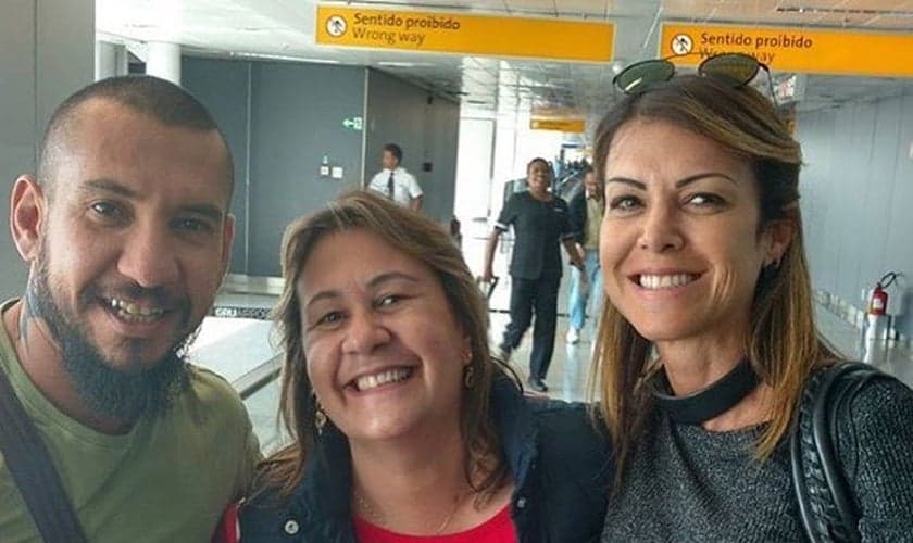 Rodolfo Abrantes e sua esposa, Alexandra, tiveram um reencontro com a irmã Neide em 2016. (Foto: Instagram/Lucineide Souza)