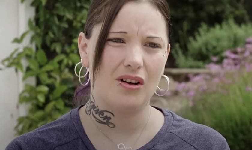 Eli conta o testemunho de como Jesus a resgatou. (Foto: Reprodução / GOD TV)